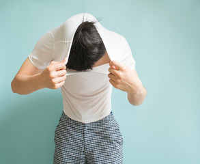 着替える男性