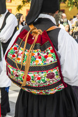 SELARGIUS, ITALIA - SETTEMBRE 8, 2013: Antico matrimonio selargino - dettaglio di un costume tradizionale sardo - Sardegna