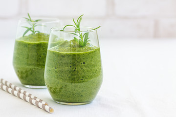 Green smoothie with ingredients