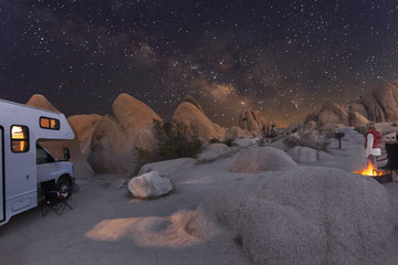 Campen mit dem Wohnmobil unter Sternenhimmel und Milchstraße im Joshua Tree National Park,...