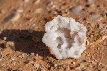 offene Geode glitzert im Sonnenlicht