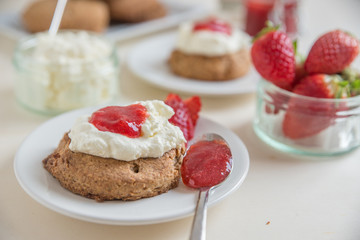 Scones mit clotted cream und Marmelade 