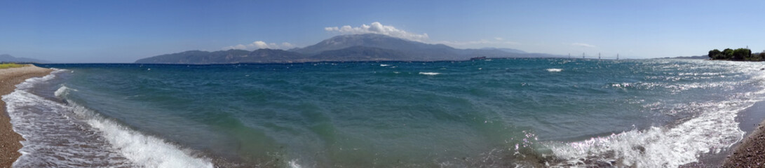 Grèce, panoramique mer et montagne depuis la ville de Nafpaktos  