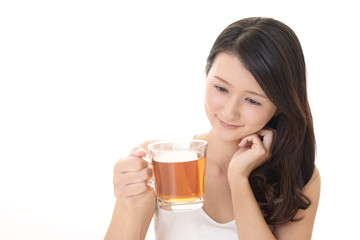 紅茶を飲み寛ぐ女性