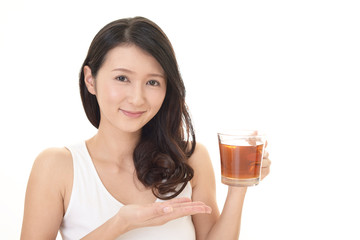 紅茶を飲み寛ぐ女性