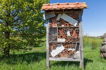 Insektenhotel Bienenhotel Habitatvernichtung Nisthilfe Eigenbau