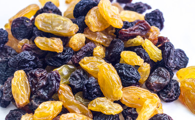 сушеный фрукт изюм на белом фоне