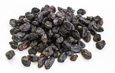 сушеный фрукт изюм на белом фоне