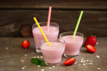 A refreshing smoothie with oatmeal and strawberries.