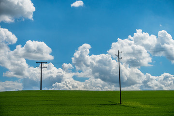 Strommasten im Feld