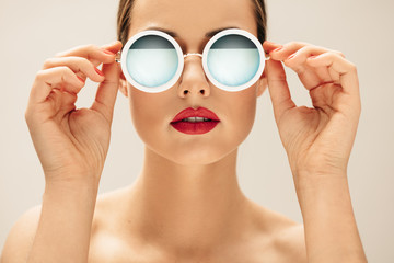 Young woman in sunglasses and red lips - obrazy, fototapety, plakaty