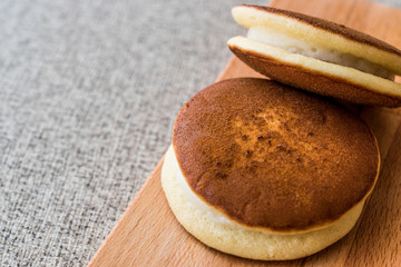 Pancake with cream or milk / sut burger