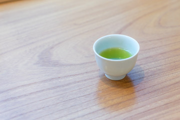 小さい湯呑みで緑茶