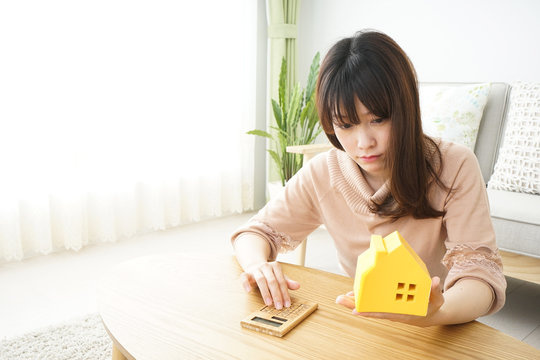 Young woman looking for house 家探しをする若い女性