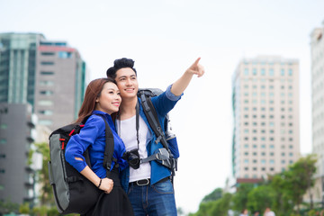 Obraz premium Portrait of an attractive tourist young couple relaxing sightseeing