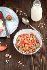 Knuspriges Müsli mit frischen Erdbeeren und weißer Schokolade