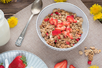 Müsli mit frischen Erdbeeren