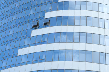 Fototapeta na wymiar The building with a glass facade