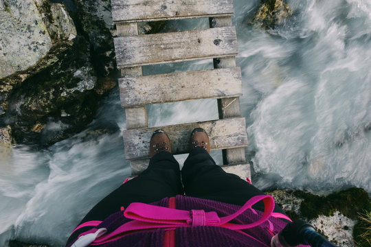 Wanderer auf einer kleinen Br&uuml;cke &uuml;ber einen Bach im Stubaital, &Ouml;sterreich