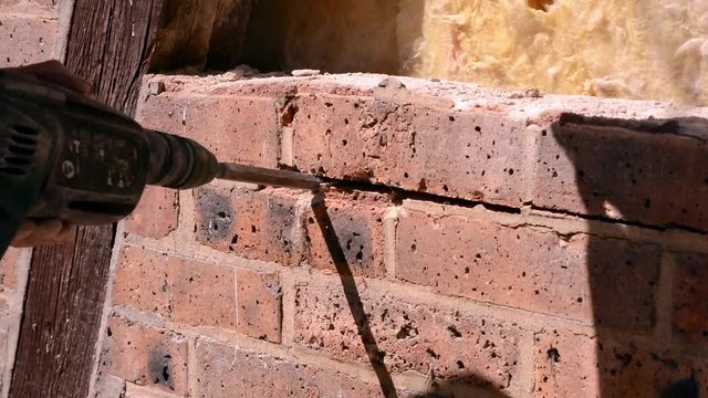Abriss einer alten Mauer zur Sanierung des Fachwerks