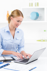 frau macht einen onlinekurs von zuhause
