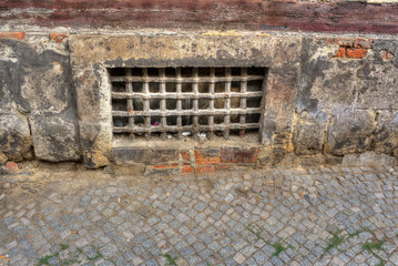 Kellerfenster mit Gitter