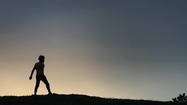 balta fırlatan adam sil&uuml;eti