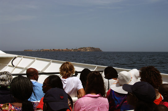 Touristes découvrant l'île de Gorée