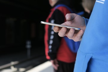 Mann tippt in Mobiltelefon Handy in Nahaufnahme