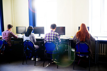 Obraz premium Students working on computers