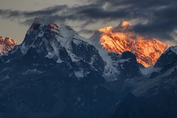 Fotobehang Kangchenjunga Mooi eerste licht van zonsopgang op de berg Kanchenjugha, Himalaya, Sikkim, India.