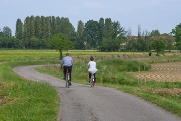 ciclisti su strada di campagna