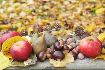pommes rouge et fruits d'automne sur fond feuilles mortes 