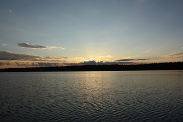 Закат над озером.