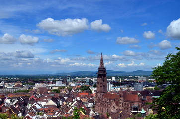 Freiburg unter Schönwetterwolken