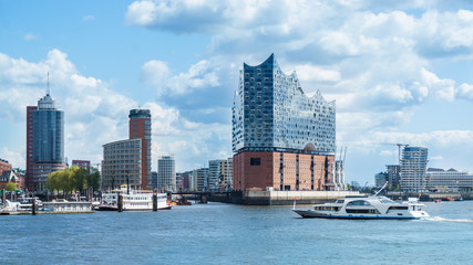 Hamburg, Elbphilharmonie und moderne Bauten mit Schiff zur Hafenrundfahrt