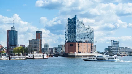 Hamburg, Elbphilharmonie und moderne Bauten mit Schiff zur Hafenrundfahrt © mstein