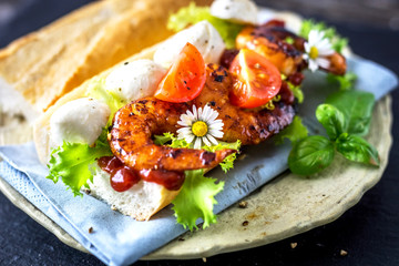  Sandwich with prawn and vegetables