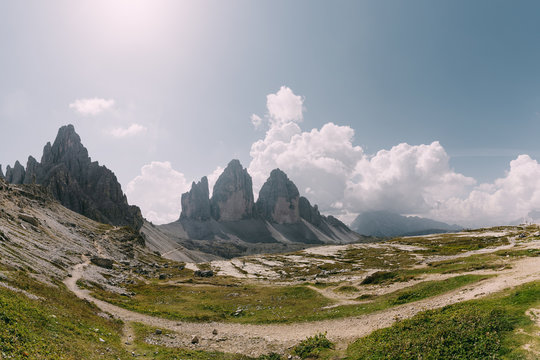 Blick von der Drei-Zinnen-H&uuml;tte auf die Drei Zinnen in den Dolomiten, Italien
