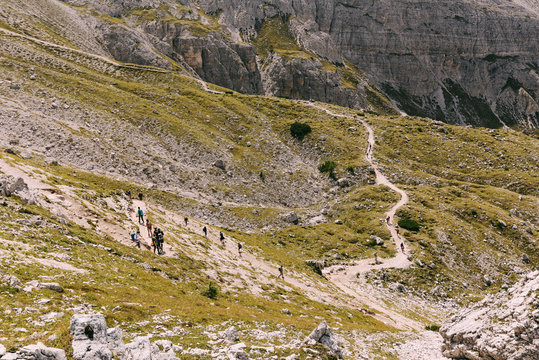 Wanderweg unterhalb der Drei Zinnen in den Dolomiten, Italien