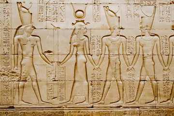 Raamstickers Reliëfs van Egyptische hiërogliefen op de muur bij de Horus-tempel. Edfu. Egypte © Shootdiem