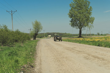 rolnik na drodze polnej © ftomasz