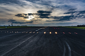 Fototapeta premium Landebahn des Erfurter Flughafen (2)