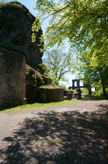 unterwegs in der burgruine falkenstein am donnersberg