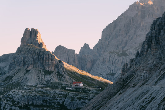 Sonnenaufgang am Paternsattel mit Blick auf die Drei-Zinnen-H&uuml;tte und den Toblinger Knoten in den Dolomiten, Italien