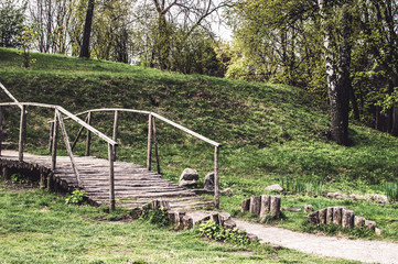 Obraz premium Old wooden decorative bridge in the park