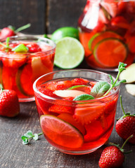Strawberry tea with lime and mint