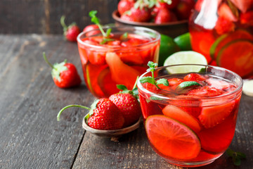 Strawberry tea with lime and mint