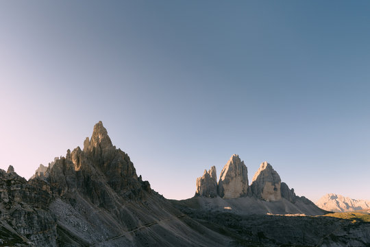Blick auf die Drei Zinnen und den Paternkofel bei Sonnenaufgang in den Dolomiten, Italien