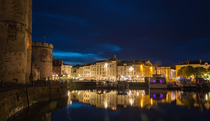 Fototapeta na wymiar La Rochelle de nuit 